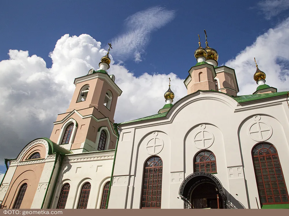 Церковь с часами в Самаре утром