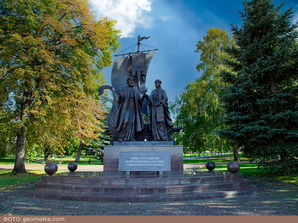 Памятник Петру и Февронии в центре Самары